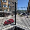 Упавшую секцию забора уже прикрутили на место — newsvl.ru