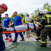Пожарные и спасатели тащат носилки до машин скорой помощи — newsvl.ru