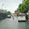 Чтобы разгрузить машину, её пришлось остановить в полосе движения — newsvl.ru