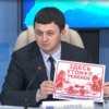 Заместитель министра по делам ГОЧС Приморского края Сергей Коротков показывает, какие таблички планируют устанавливать на пляжах, где утонул ребёнок — newsvl.ru