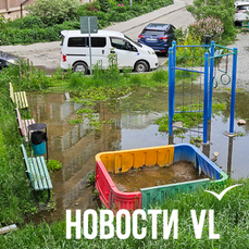 Детскую площадку и дворы в районе Адмирала Горшкова, 24 с зимы затапливает ручьём неизвестного происхождения (ФОТО; ВИДЕО)