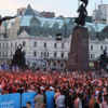 На центральной площади в ожидании хедлайнера собрались сотни людей — newsvl.ru