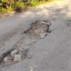 Ямы по дороге к гостинкам на Некрасовской. Фото сделано 15 сентября 2023 года — newsvl.ru
