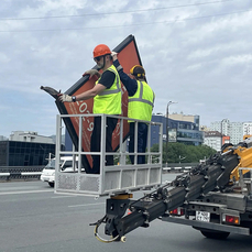 С фонарных столбов на мосту Дружбы во Владивостоке снимают рекламу