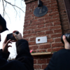 Установка таблички в 2023 году на Доме путешественника на улице Арсеньева — newsvl.ru