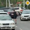 Парень с перевязанной ногой убегает от начавшегося дождя — newsvl.ru