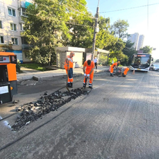 У кольца Первой Речки меняют асфальт