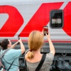 Туристы фотографируют название и маршрут поезда — newsvl.ru