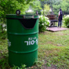 Ёмкости для мусора сделали из металлических бочек из-под масла. Убирают их сами — newsvl.ru