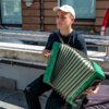 18-летний Арсений играет на баяне у Музея Арсеньева — newsvl.ru