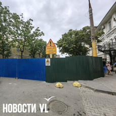Пешеходную и автомобильную часть Адмирала Фокина оградили для ремонта клуба &laquo;Лотос&raquo; (ФОТО)