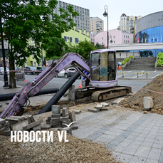 Тротуар раскопали неподалёку от &laquo;Океана&raquo;, чтобы обустроить новый участок ливнёвки (ФОТО)