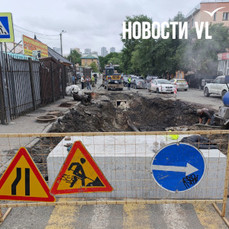 На &laquo;Школьной&raquo; раскопки ради ремонта теплотрассы заняли полосу автодороги на Фадеева – реверсивное движение регулируют рабочие (ФОТО; ВИДЕО)