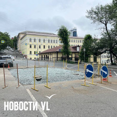 Раскопки и благоустройство на Посьетской затянулись на несколько недель – траншею засыпали, но дорога всё ещё заужена