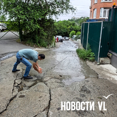 Улицу Авроровскую несколько дней заливает чистая вода из-под бетонной дороги