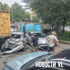 На Снеговой мусоровоз собрал ДТП с шестью автомобилями