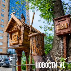&laquo;Чего надо?&raquo;: на Чуркине построили избушку с Бабой-ягой, Кузей и датчиком движения (ФОТО; ВИДЕО)