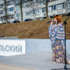 Подпорная стена с названием сквера на Третьей Рабочей. Фото с открытия общественного пространства в ноябре 2024 года — newsvl.ru