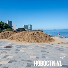 На набережной Спортивной гавани сгрузили несколько тонн песка для пляжа (ФОТО)