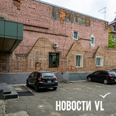 Фасад старинного дома в центре Владивостока уже несколько лет покрывается глубокими сквозными трещинами, но его не ремонтируют (ФОТО)