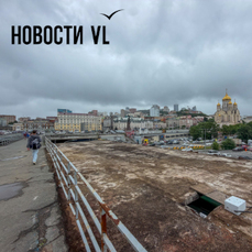 На виадуке у центральной площади Владивостока полностью снесли здание касс электричек