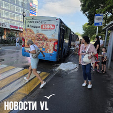 На автобусной остановке на Черёмуховой образовался фонтан, улицу заливает водой (ФОТО; ВИДЕО)