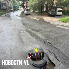 Улицы Интернациональная и Калинина уже второй день заливает холодная вода из провала (ВИДЕО)