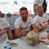 Денис Глушаков оставляет автограф на мяче — newsvl.ru