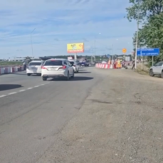 На повороте к аэропорту временно открыли ещё одну полосу в месте, где просела трасса