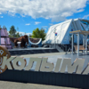 Сцена с лавками-качелями у Магаданской области (её называют Колымой) — newsvl.ru