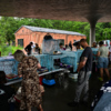 Животных привозят сюда волонтёры. И весь день остаются рядом — newsvl.ru