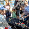 На улице можно было поиграть в один из вариантов игры в кости  — newsvl.ru