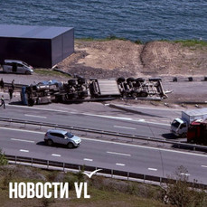 На Патрокле грузовик снёс леера и делиниаторы на автомобильной развязке и завалился на бок