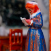 Героиня миниатюры связана с историей старого дома – когда-то она жила здесь — newsvl.ru