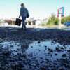 Калинина в районе остановки «Чайка». Вода заливает щебёнку, которую сетевики насыпали на месте раскопок  — newsvl.ru