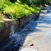 Перекрёсток Калинина и Вилкова. Вода льётся с косогора — newsvl.ru
