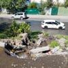 Перекрёсток Калинина и Вилкова. Вода из теплотрассы бежит по камням и мусору — newsvl.ru