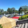 Рядом с дорожкой установили палатки и другой реквизит  — newsvl.ru
