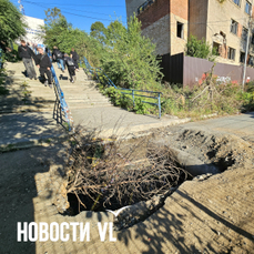 Большая неогороженная яма появилась перед лестницей на территории Энерготехникума