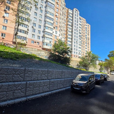 Во дворе домов на Первой Речке построили новую подпорную стену
