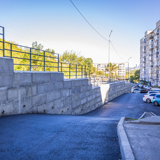 Во дворе на Кипарисовой построили 200-метровую подпорную стену