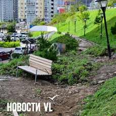 Сель сошёл с косогора на Патрокле и замуровал в грязи детскую площадку с тротуаром