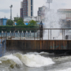 Штормовые волны заливают пляж Юбилейный и водную станцию — newsvl.ru