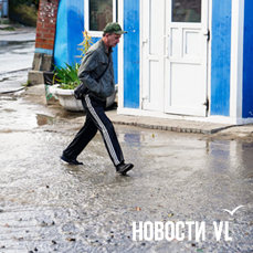Змеинку второй день затапливает водопроводная вода из люка