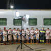 Вдоль состава выстроились проводники, инженер и начальник поезда — newsvl.ru