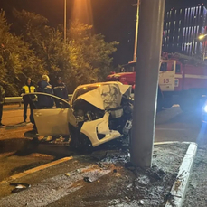 Ночью на Седанке водитель Toyota Yaris врезался в столб и погиб