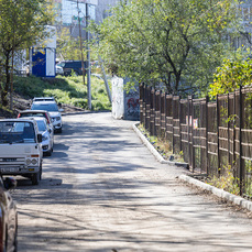 В районе проспекта Красного Знамени во Владивостоке сделали дорогу к школе и садику на месте разбитого проезда