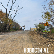 В посёлке Подножье на Русском острове делают дорогу с тротуаром рядом со школой (ФОТО)