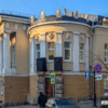 Территорию около входа в здания часто стихийно запарковывают. Это минус для будущего ЗАГСа — newsvl.ru