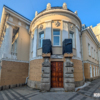 Это вход для молодожёнов. Встречать их будут грифоны, но они пока в чёрных боксах, ждут ремонта — newsvl.ru